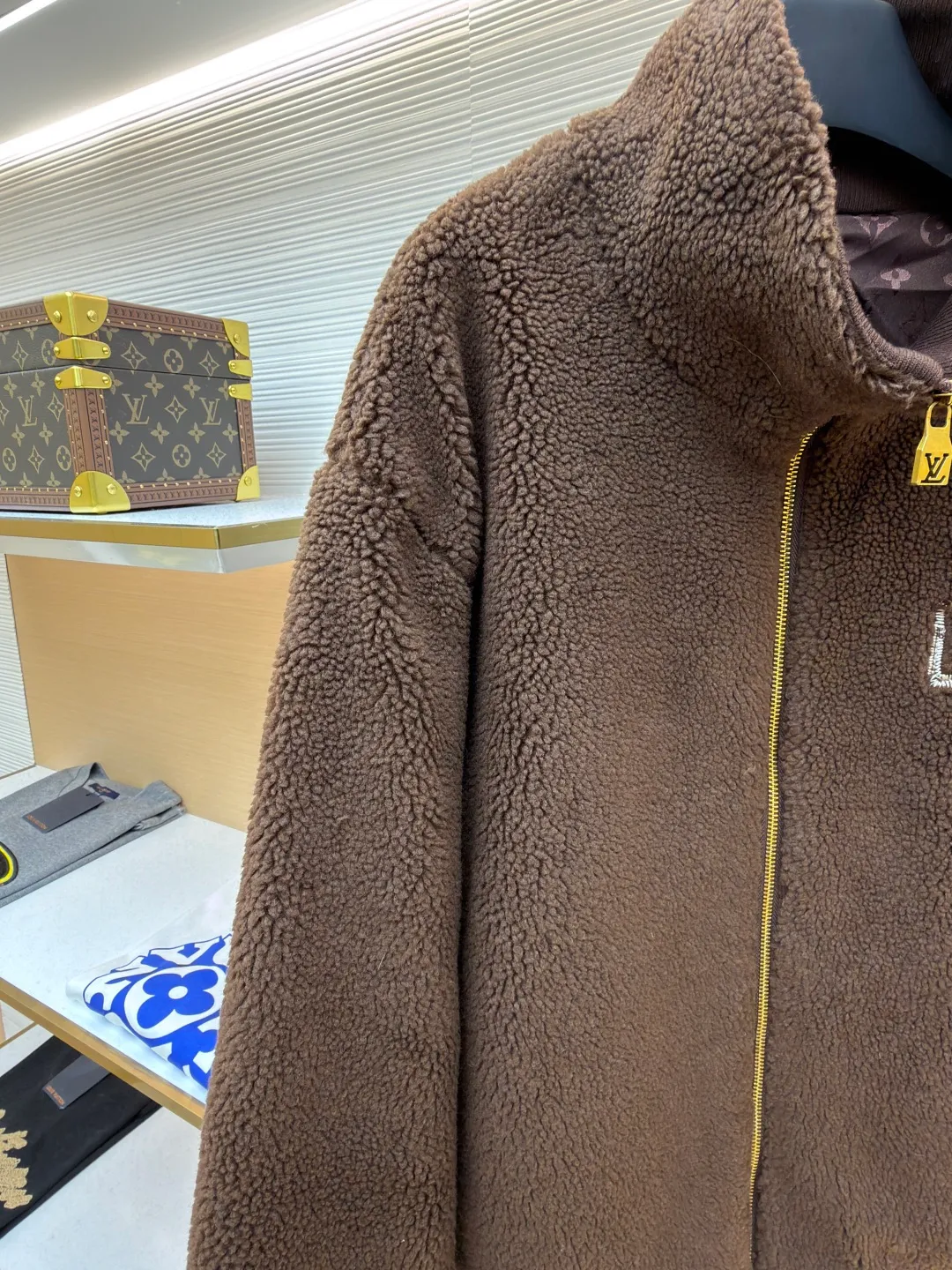 LOUIS VUITTON solid color zipper suede waist long-sleeved velvet jacket ●Original version: Purchased and developed for 17000 ●Item number: 1682255-B50 ●Fabric: cotton fabric ●Technology: Made on positioning cutting machine ●Color: brown ●Version: fitted version ●Weight: about 975 grams ●Size: S-M-L-XL ●Description: This brown lambswool jacket with LVM logo is made of imported imitation lambswool fabric, which has been processed by double carding and shearing processes. The pile length is even to 12mm. It feels fluffy and soft and is not prone to lint and pilling. The bottom layer of the fabric is compounded with waterproof polyester lining, which is seamlessly bonded through a heat-pressing lamination process, effectively locking in temperature and preventing linting. The body adopts a loose shoulder-drop design, and the three-dimensional tailoring technology allows the shoulders and body to connect naturally without any stiff splicing. The front is equipped with a customized brass zipper, which has been treated with electroplating and anti-oxidation, making it smooth and durable. The LVM logo on the left chest is made of three-dimensional embroidery technology, using high-twist cotton thread and flat embroidery stitching. The stitching is dense and does not skip stitches. The ribbed edges on the neckline and hem are made of spandex blended material, which has been pre-shrunk and has long-lasting elasticity without sagging. The overall seams use dual hemming and overlocking techniques, with 11 stitches per inch, taking into account the firmness of the fit and durability. The overall wiring is straight and delicate, the fabric is comfortable and soft, and the color is consistent without color difference. It can be matched with the same style to create a fashionable look and control various occasions. Customized accessories, complete with three standards, same style for men and women!